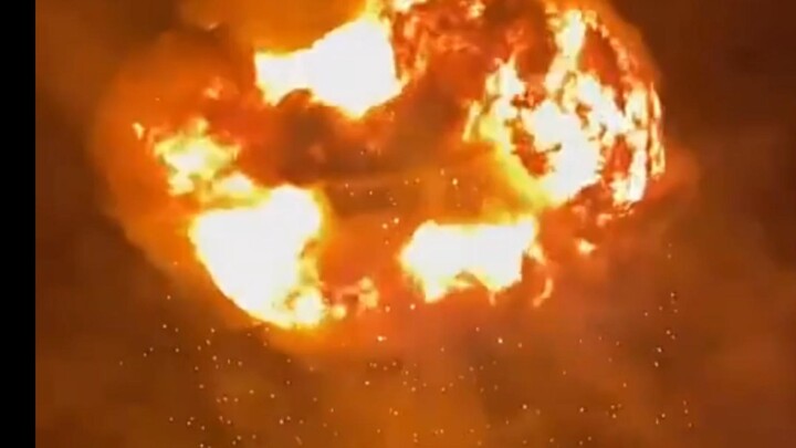 Vòi rồng lửa tàn phá bãi đỗ xe