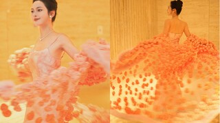 Hãy mặc tình yêu vào cơ thể bạn, gia đình tôi đã may cho tôi một chiếc váy hoa hồng~