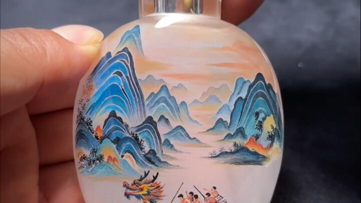 "Koleksi Rahasia Qianlong · Kemunculan Kembali Kontemporer" Dari botol tembakau enamel dari Departem