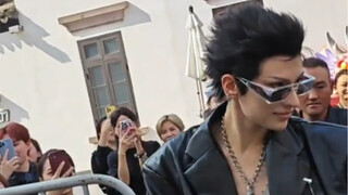 Sebuah video untuk merasakan langsung ketampanan Karina