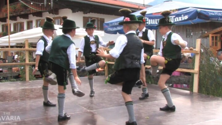 巴伐利亚少年表演传统舞蹈Schuhplattler