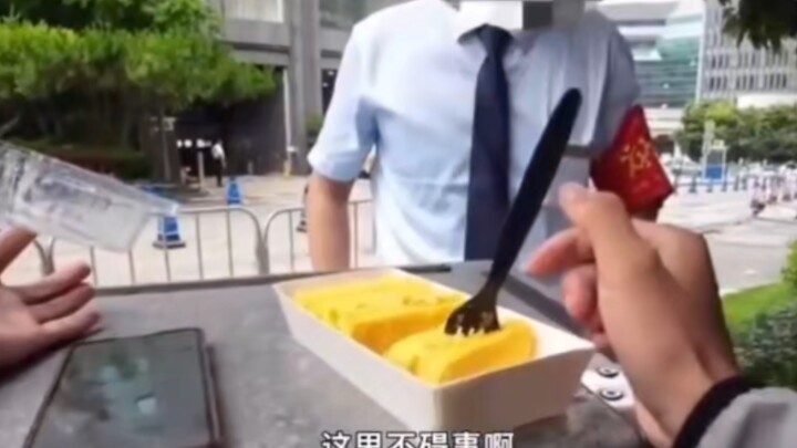 男子吃东西遭保安驱赶