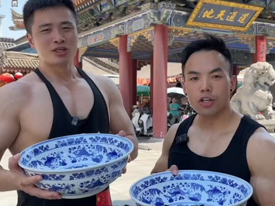 A Xi’an Local Tries Braised Jelly Noodles for the First Time