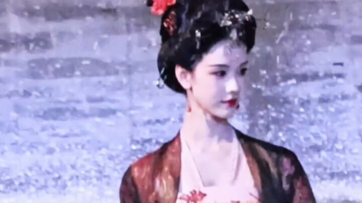 Trời ơi gầy thế mà vẫn oách lồng lộng trong bộ trang phục Đường, đúng là cổ trang cứ thắng nhờ khuôn