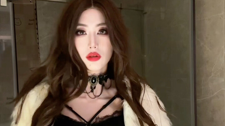 Hiếm hoi một lần mặc đồ nữ