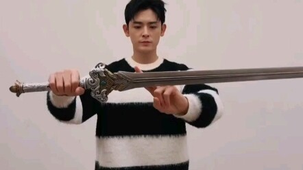 Pada tanggal 26 November 2021, Li Xinze penggemar lightsaber cross-dressing kesejahteraan, mulai sek
