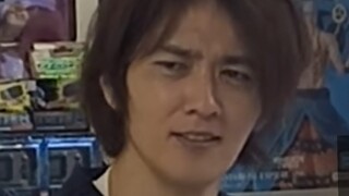 Kenzaki Kazuma tỏ ra bối rối khi bước vào.