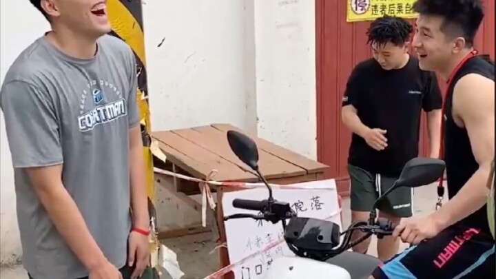 Lão Quách, sau này ông có thể tỉnh táo chút không, cả đời chơi với chim ưng, cuối cùng vẫn bị chim ư