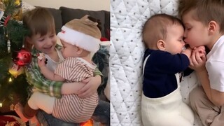 国外一萌娃喜欢妹妹到时刻不撒手要贴贴，网友：别人家的哥哥