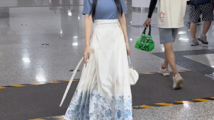 تحدي ارتداء تنورة ما ميان للعمل – اليوم الخامس: تنورة ما ميان من البورسلين الأزرق