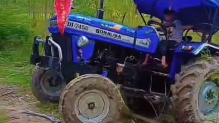 🔥印度蓝色Sonalika拖拉机挑战泥地，动力超强，真实农村驾驶体验！🚜💙