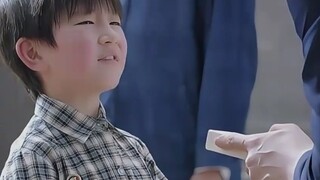 女人将金条藏在肥皂里，怎料遇到检查，小男孩机智反应成功转运