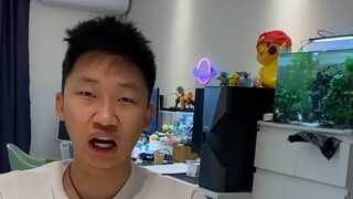 Permainan rubik di kamar asrama, teman sekamar tidak mengikuti cara biasa, akhirnya sangat lucu