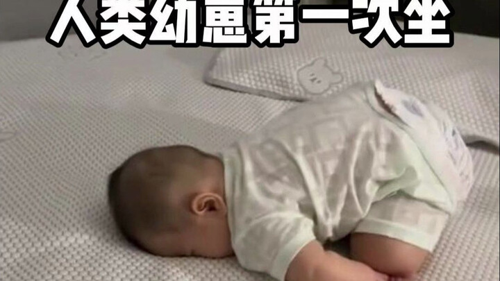 Cảnh tượng cười bò: Em bé đáng yêu lần đầu tập ngồi mà té nhào; không có gì bất ngờ hơn, chỉ có điều