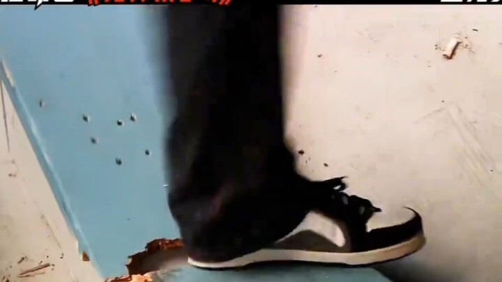 Kemungkinan dihabisi habis oleh obeng sangat kecil, tetapi sama sekali bukan nol