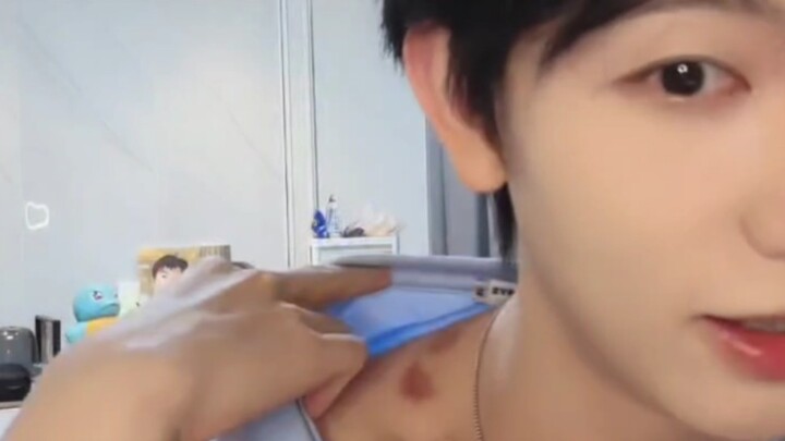 [Cong Lv] “Last night when we were being so intimate, the curtains weren’t closed.” “He lifted my cl