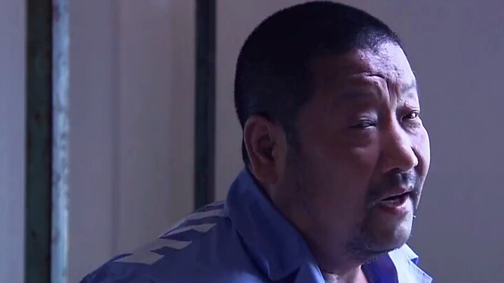 นักโทษจอมอันธพาลยืนเชิดหน้าถากถางต่อหน้าผู้คุมเก่า แต่เพียงเสี้ยววินาทีถัดมา ก็โดนผู้คุมเก่าตบปากจนห