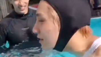 “Chiếc mũ bơi của kẻ thứ ba”