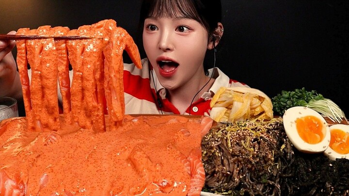 【Boki Chinese Subtitles】Salmon Noodles with Spicy Egg Yolk Sauce—This Girl Really Knows How to Eat!