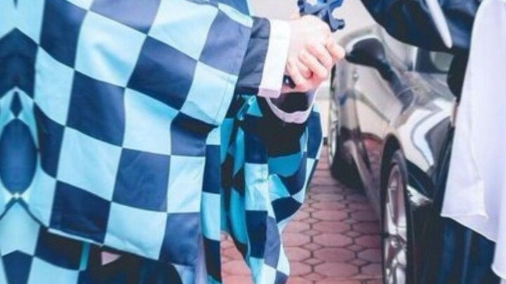 ทำมาจากแอปตัดต่อเพื่อนส่งรูปพี่แป้งหรือแล้วก็จุ๊บแจงมาให้ค่ะ