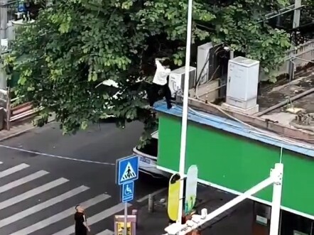 Ngày 4 tháng 7 tại Tăng Thành, Quảng Châu, lại có thêm một người đàn ông định nhảy xuống