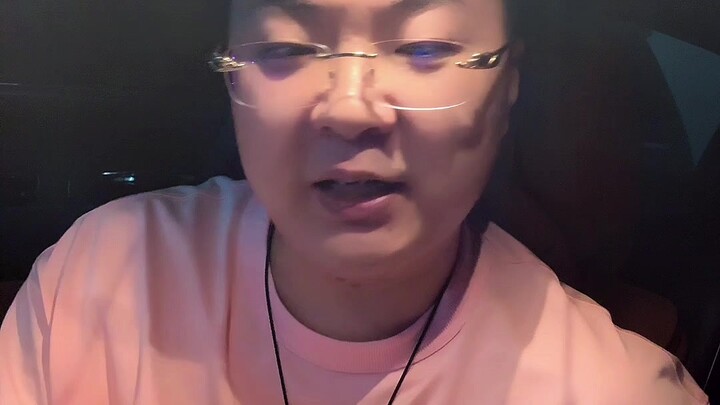 Khi chợt nhận ra mình cũng đang trốn trong xe để tận hưởng gió điều hòa, cảm giác tội lỗi bỗng dâng 