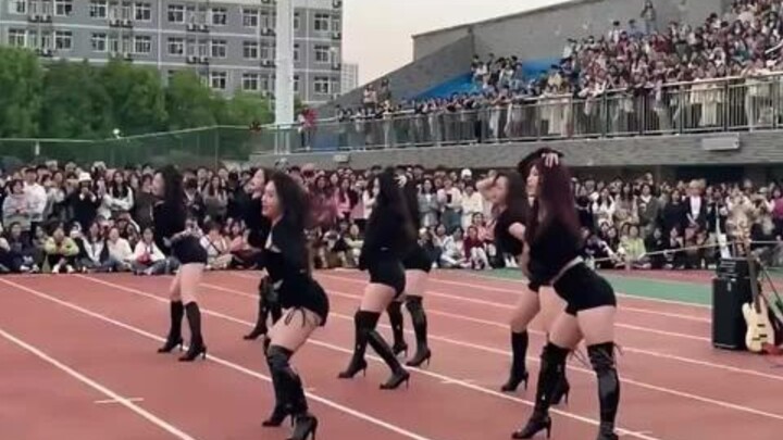 สนามกีฬาถูกสาวสวยยึดครอง เสียงเชียร์ดังกึกก้องไม่ขาดสาย