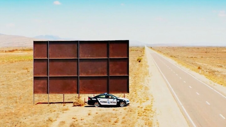 ตำรวจสองนายหลบหลังป้ายโฆษณาเพื่อจับรถขับเร็วเกินกำหนด แต่ดันไปเจอคนที่ไม่ควรยุ่งด้วย