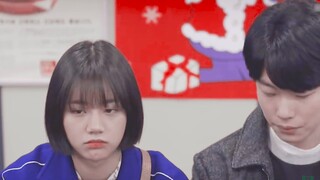 Tiến vài bước về phía anh ấy. Nếu anh ta thấy bạn đến nhưng không có ý định chào đón bạn thì hãy rời