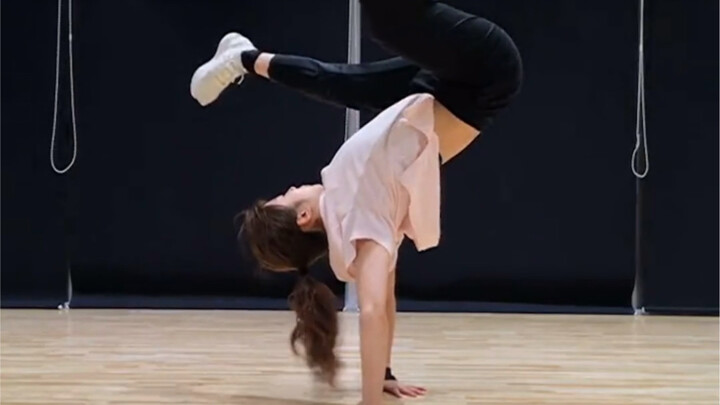 Goddess-Level Bgirl in Street Dance: An Amazing Practice Session with an Ultra-Talented Bgirl