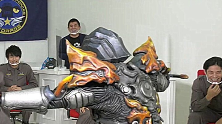 [Ready-made] Everyone in the armory takes turns playing with the Snake Transformer! If you don't pla