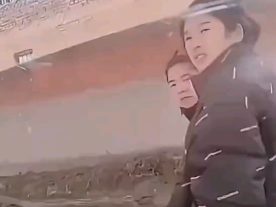 شخصان غريبان