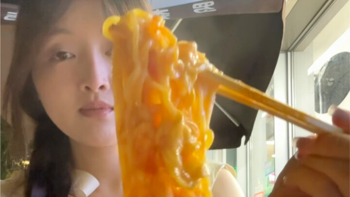 "Log pelepas stres" Seorang diri menikmati koktail dan makan di minimarket