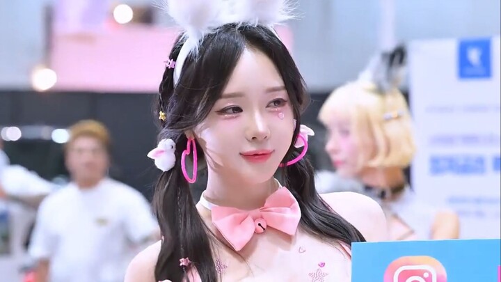 Car model Banhari: three outfits from the Korean Auto Salon Tech Show