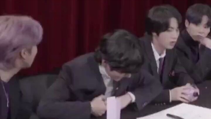 【防弹少年团】皮孩子泰亨因好奇把手指伸进了瓶子里 然后发现拔不出来了...