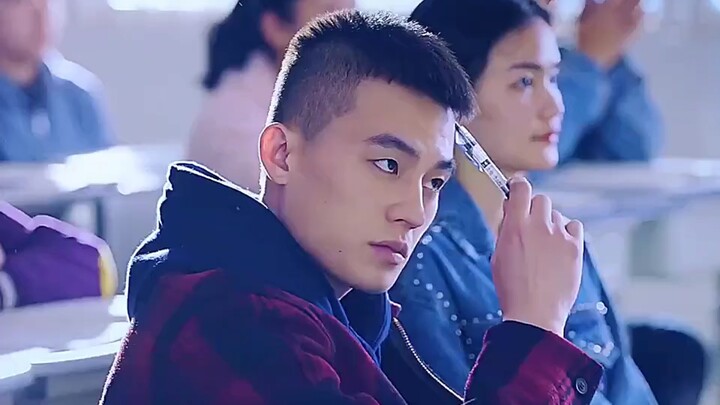 Bocah lelaki dari desa diremehkan oleh pengasuhnya, namun ternyata bocah itu juga bukan orang yang m