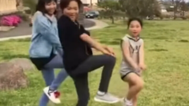 Niki danced Twice with her sister. Niki was so cute when she was little!!!