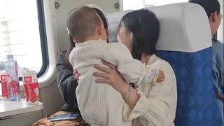 宝宝坐火车遇见两个年轻漂亮的小姐姐，扑人家怀里叫不回来啦