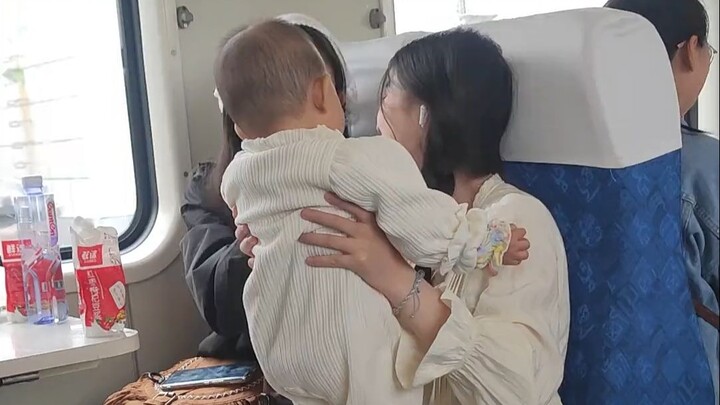 The baby met two young and beautiful girls on the train and threw himself into their arms and couldn