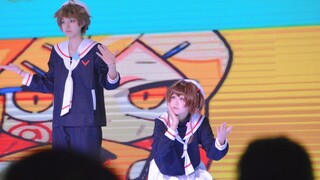 Yinglang และ Yanglang เต้นเพลง "Na Na Na" บนเวทีเดียวกัน และมันน่ารักมาก!