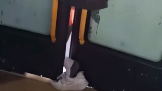 “粥吧老哥” 男孩背书包上学，下公交车时脚不慎被门夹住！！！