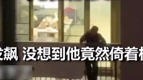 The old man was singing loudly on the balcony, and the neighbor downstairs suddenly stood up and see