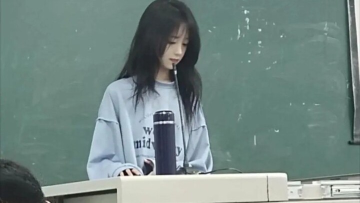 "Liệu em có còn bị phân tâm trong lớp học khi có một giáo viên như thế này không?"