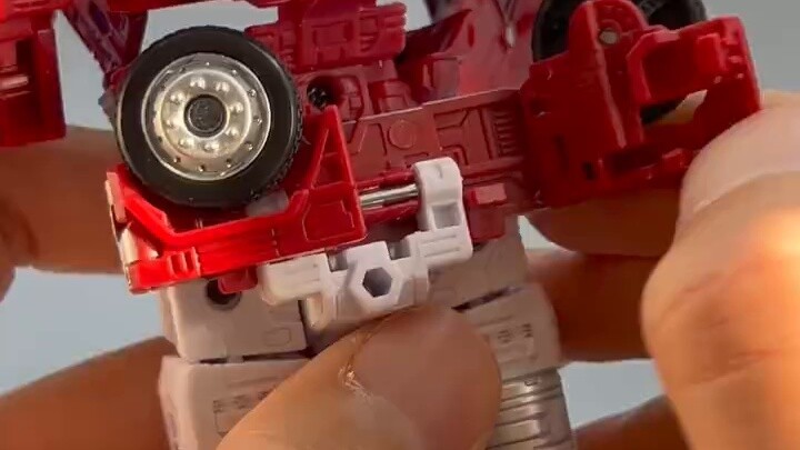 Which head sculpture is better looking? ——Today I share the Transformers Autobot Headquarters three-