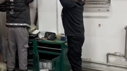 Seorang tukang listrik yang handal biasanya membutuhkan seorang asisten yang handal.