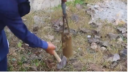 Cách mà người ta khoan giếng nước bằng tay 😃