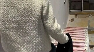 امرأة ذهبت لتفقد منزلها الجديد، لكن لأن لوحات سلالم المنزل لم تُركَّب بعد، صعدت بسهولة لكنها عجزت عن