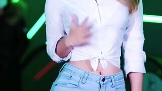 Người đẹp quần jeans "khoe nhan sắc" với thân hình hoàn hảo. Đây có phải là giới hạn của quần jeans 
