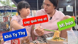 DIVA Cát Thy cùng Như Ý review Khô Ty Thy, mì hến, bột chiên tại tiệm Bánh tráng trộn Cát Thy