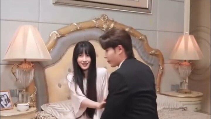 นักศึกษาสาวสุดสวย ดึงความสนใจCEOแล้วกลายเป็นผู้ช่วยของเขา